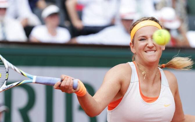 (130606) -- Paris, June 6, 2013 (Xinhua) -- Victoria Azarenka of Belarus returns the ball during her women s singles semi-final match at the French Open tennis tournament in Paris June 6, 2013. (Xinhua Gao Jing) FRANCE-PARIS-TENNIS-WOMEN S SINGLES 