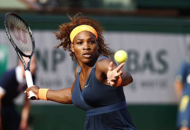 French Open 2013, Roland Garros,Paris,ITF Grand Slam Tennis Tournament,Serena Williams (USA), Aktion,Einzelbild,Halbkoerper,Querformat,Ballblick,Konzentration,