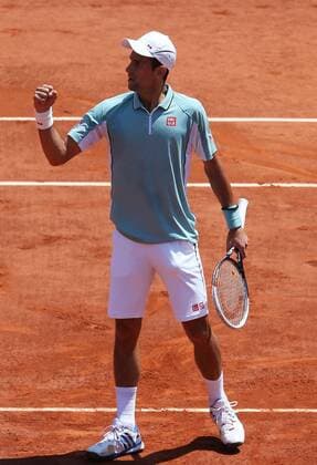 Novak Djokovic of Serbia gestures during the men s singles semi-final match at the French Open tennis tournament in Paris June 7, 2013. (Xinhua Gao Jing) (SP)FRANCE-PARIS-TENNIS-MEN S SINGLES 