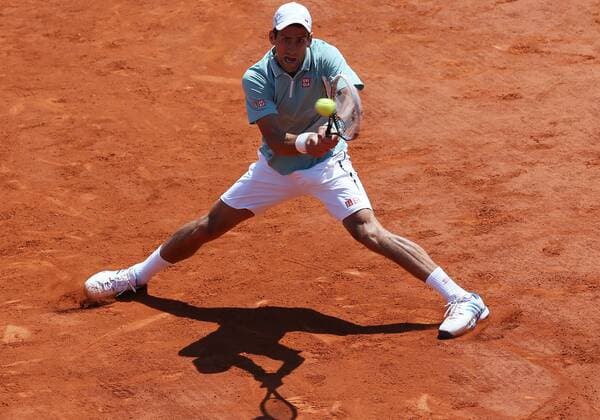 Novak Djokovic of Serbia hits a return during the men s singles semi-final match at the French Open tennis tournament in Paris June 7, 2013. (Xinhua Gao Jing) (SP)FRANCE-PARIS-TENNIS-MEN S SINGLES 