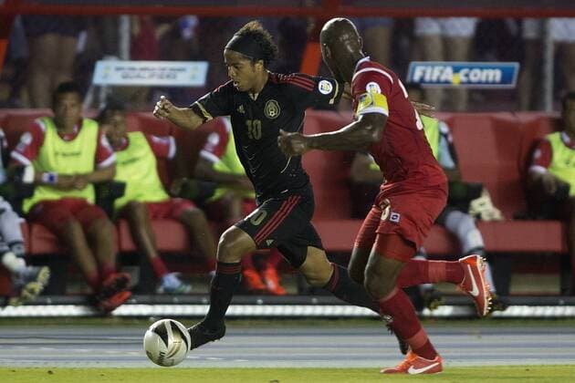 (130608) -- PANAMA CITY, June 7, 2013 (Xinhua) -- Panama s Felipe Baloy (R) vies for the ball with Mexico s Giovani dos Santos during 2014 World Cup qualifying soccer match at the Rommel Fernandez Stadium, in Panama City, capital of Panama, on June 7, 2013. (Xinhua STRAFFONIMAGES) (itm) (py) (SP)PANAMA-PANAMA CITY-SOCCER-PANAMA VS MEXICO 