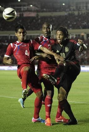 (130608) -- PANAMA CITY, June 7, 2013 (Xinhua) -- Panama s Carlos Rodriguez (L) and Felipe Baloy (C) vie for the ball with Mexico s Giovani dos Santos during 2014 World Cup qualifying soccer match at the Rommel Fernandez Stadium, in Panama City, capital of Panama, on June 7, 2013. (Xinhua Mauricio Valenzuela) (itm) (py) (SP)PANAMA-PANAMA CITY-SOCCER-PANAMA VS MEXICO 