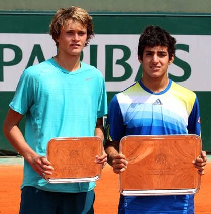 French Open 2013, Roland Garros,Paris,ITF Grand Slam Tennis Tournament, Junioren Wettbewerb, Siegerehrung,praesentation, L-R. Finalist Alexander Zverev (GER) und Sieger Cristian Garin (CHI) mit Siegerschale,Pokal,,Halbkoerper, Hochformat,