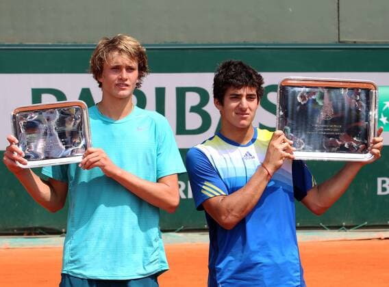 French Open 2013, Roland Garros,Paris,ITF Grand Slam Tennis Tournament, Junioren Wettbewerb, Siegerehrung,Praesentation,Finale, L-R. Finalist Alexander Zverev (GER) und Sieger Cristian Garin (CHI) mit Siegerschale,Pokal,,Halbkoerper, Hochformat,