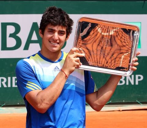 French Open 2013, Roland Garros,Paris,ITF Grand Slam Tennis Tournament, Junioren Wettbewerb,Finale.Siegerehrung,Prawesentation, Cristian Garin (CHI) mit der Siegerschale,Pokal, Einzelbild,Halbkoerper,Querformat,