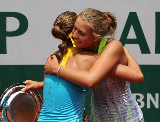 French Open 2013, Roland Garros,Paris,ITF Grand Slam Tennis Tournament, Junioren Wettbewerb,Finale, Siegerehrung,Praesentation, R-L. Finalistin Antonia Lottner umarnt die Siegerin Blinda Bencic (SUI),Pokal,Halbkoerper,Querformat,
