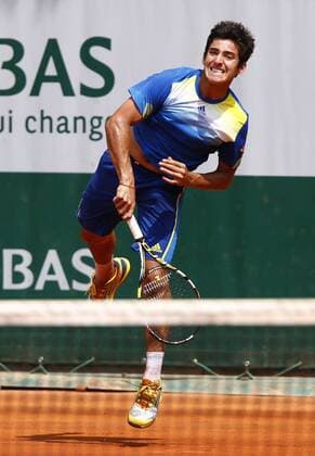 French Open 2013, Roland Garros,Paris,ITF Grand Slam Tennis Tournament, Junioren Wettbewerb, Cristian Garin (CHI),Aktion,Aufschlag,Einzelbild,Ganzkoerper, Hochformat,