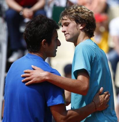 French Open 2013, Roland Garros,Paris,ITF Grand Slam Tennis Tournament, Junioren Wettbewerb,R-L.Finalist Alexander Zverev (GER) gratuliert dem Sieger Cristian Garin (CHI),Halbkoerper,Hochformat,
