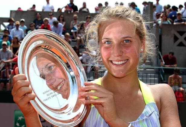 French Open 2013, Roland Garros,Paris,ITF Grand Slam Tennis Tournament, Junioren Wettbewerb, Siegerehrung,Praesentation, Finalistin Antonia Lottner mit Schale,Pokal,,Halbkoerper,Reflektion, Querformat,