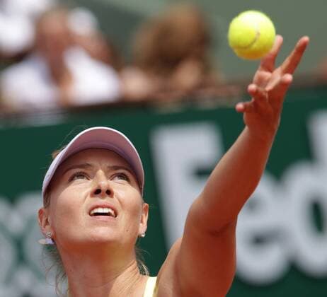 (130608) -- PARIS, June 8, 2013 (Xinhua) -- Maria Sharapova of Russia serves during the women s singles final match at the French Open tennis tournament in Paris June 8, 2013. (Xinhua Gao Jing) (SP) FRANCE-PARIS-TENNIS-WOMEN S SINGLES FINAL 