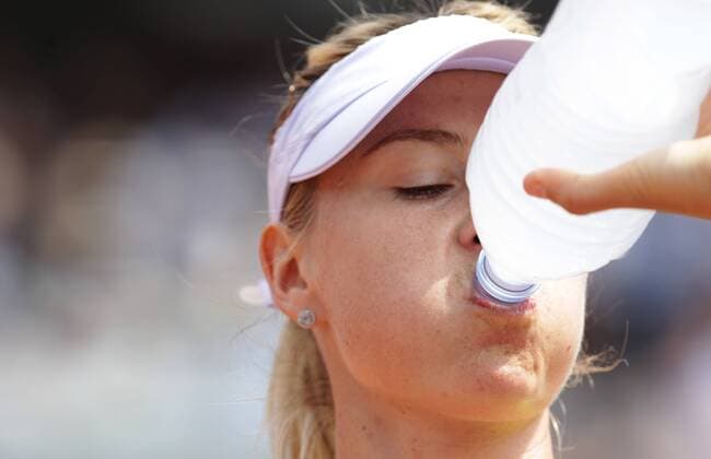 (130608) -- PARIS, June 8, 2013 (Xinhua) -- Maria Sharapova of Russia drinks water during the women s singles final match at the French Open tennis tournament in Paris June 8, 2013. (Xinhua Gao Jing) (SP) FRANCE-PARIS-TENNIS-WOMEN S SINGLES FINAL 