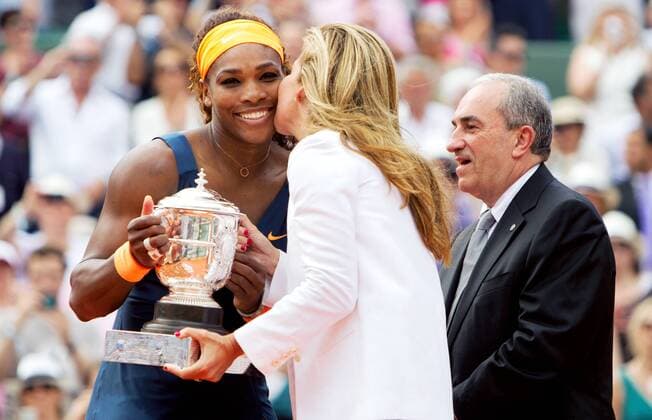 TENNIS - WTA, French Open 2013 PARIS,FRANKREICH,08.JUN.13 - TENNIS - WTA Tennis Damen Tour, Grand Slam, Roland Garros, French Open, Finale, Siegerehrung. Bild zeigt Serena Williams, Arantxa Sanchez Vicario und Präsident Jean Gachassin (Französischer Tennisverband). Keywords: Trophäe. 