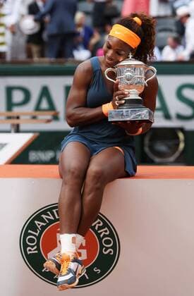 (130608) -- PARIS, June 8, 2013 (Xinhua) -- Serena Williams of the United States poses with the trophy after winning the women s singles final match at the French Open tennis tournament in Paris June 8, 2013. (Xinhua Gao Jing) (SP) FRANCE-PARIS-TENNIS-WOMEN S SINGLES FINAL 