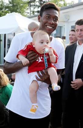 GOLF - PGA, Lyoness Open 2013 ATZENBRUGG,AUSTRIA,08.JUN.13 - DIVERS, GOLF, FUSSBALL - PGA Golf Herren European Tour, Lyoness Open 2013 im Diamond Country Club. Bild zeigt David Alaba (FC Bayern München) und ein Baby. 