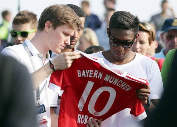 GOLF - PGA, Lyoness Open 2013 ATZENBRUGG,AUSTRIA,08.JUN.13 - DIVERS, GOLF, FUSSBALL - PGA Golf Herren European Tour, Lyoness Open 2013 im Diamond Country Club. Bild zeigt David Alaba (FC Bayern München). Keywords: Autogramm. 