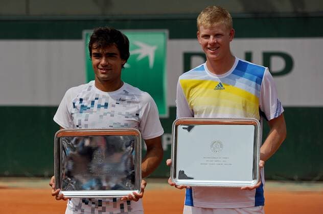 08.06.2013 Paris, France. Kyle Edmund of Great Britain and Frederico Ferreira Silva of Portugal with their Winners trophies after the Final of the Boys Doubles at the French Open from Roland Garros. Edmund of Great Britain and Silva won the title by a score of 6-3, 6-3. xDavidxEmmx  ActionPlus21648