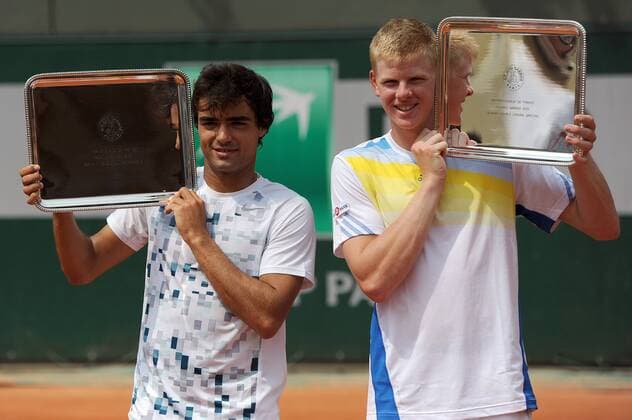08.06.2013 Paris, France. Kyle Edmund of Great Britain and Frederico Ferreira Silva of Portugal with their Winners trophies after the Final of the Boys Doubles at the French Open from Roland Garros. Edmund of Great Britain and Silva won the title by a score of 6-3, 6-3. xDavidxEmmx  ActionPlus21649