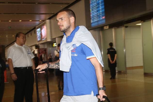 Dutch footballer Wesley Sneijder arrives at the Beijing Capital International Airport in Beijing, China, 8 June 2013. Team members of the Dutch national soccer team arrived in Beijing on Saturday (8 June 2013) to play a friendly match with the Chinese national team to be held on Tuesday (11 June 2013). Dutch soccer team arrives in Beijing for friendly match  20130608_28630