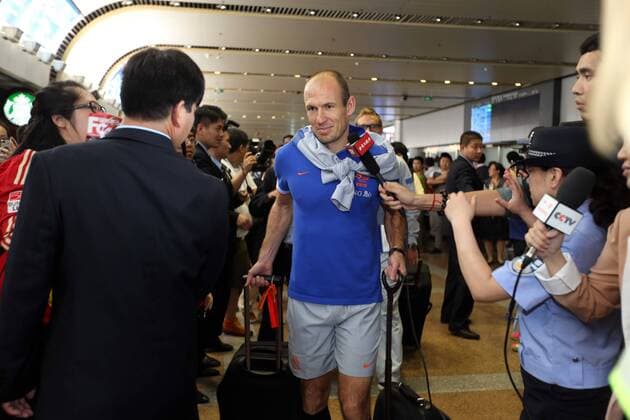 Dutch footballer Arjen Robben, center, arrives at the Beijing Capital International Airport in Beijing, China, 8 June 2013. Team members of the Dutch national soccer team arrived in Beijing on Saturday (8 June 2013) to play a friendly match with the Chinese national team to be held on Tuesday (11 June 2013). Dutch soccer team arrives in Beijing for friendly match  20130608_28690