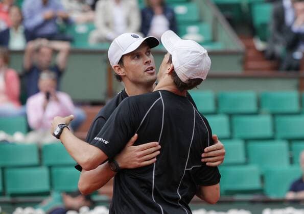 Bob Bryan Mike Bryan of the United States celebrate after winning the men s doubles final match at the French Open tennis tournament in Paris June 8, 2013. (Xinhua Gao Jing) (SP) FRANCE-PARIS-TENNIS-MEN S DOUBLES FINAL 