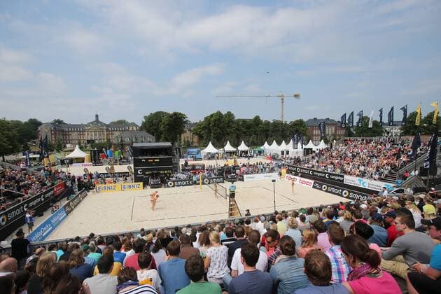 Beachvolleyball: smart beach tour Münster 2013, Supercup - super cup, Übersicht center court, xHOCHxZWEIx xMaltexChristiansx