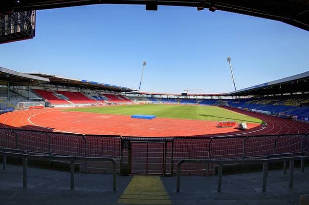 Fußball, Stadiongeschichte Eintracht Braunschweig Eintracht Braunschweig Stadion - hier li. die Westtribüne -gesehen am 08.06.2013