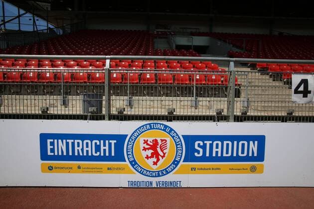 Fußball, Stadiongeschichte Eintracht Braunschweig Eintracht Braunschweig Stadion Emblem -gesehen am 08.06.2013