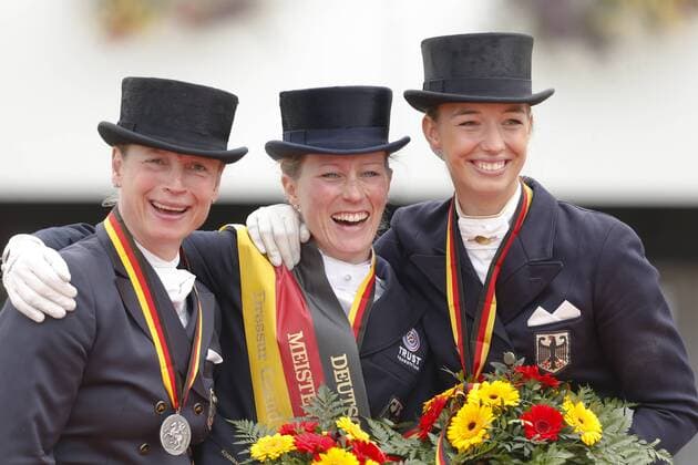 Balve Schloß Wocklum 09.06.2013 Balve Optimum Deutsche Meisterschaften Dressur Grand Prix Kür: Isabell Werth (Silber), Helen Langehanenberg (Gold), Fabienne Lütkemeier (Bronze)