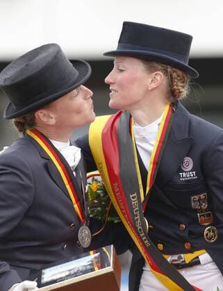 Balve Schloß Wocklum 09.06.2013 Balve Optimum Deutsche Meisterschaften Dressur Grand Prix Kür: Küsschen, Küsschen, Isabell Werth (Silber) und Helen Langehanenberg (Gold)