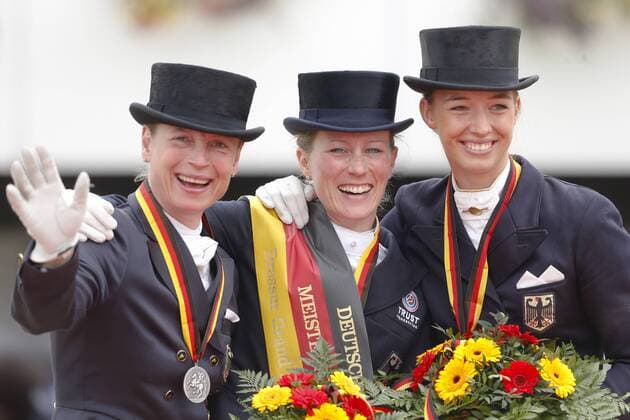 Balve Schloß Wocklum 09.06.2013 Balve Optimum Deutsche Meisterschaften Dressur Grand Prix Kür: Isabell Werth (Silber), Helen Langehanenberg (Gold), Fabienne Lütkemeier (Bronze)