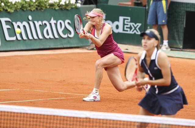 (130609) -- PARIS, June 9, 2013 (Xinhua) -- Ekaterina Makarova and Elena Vesnina (R) of Russia compete during the women s doubles final match against Sara Errani and Roberta Vinci of Italy at the French Open tennis tournament in Paris June 9, 2013. Ekaterina Makarova and Elena Vesnina won 2-0 to claim the title. (Xinhua Tang Shi) (SP) FRANCE-PARIS-TENNIS-WOMEN S DOUBLES FINAL 