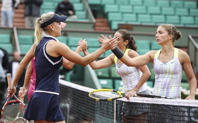 (130609) -- PARIS, June 9, 2013 (Xinhua) -- Ekaterina Makarova and Elena Vesnina (L, front) of Russia greet Sara Errani and Roberta Vinci of Italy after their women s doubles final match at the French Open tennis tournament in Paris June 9, 2013. Ekaterina Makarova and Elena Vesnina won 2-0 to claim the title. (Xinhua Tang Shi) (SP) FRANCE-PARIS-TENNIS-WOMEN S DOUBLES FINAL 