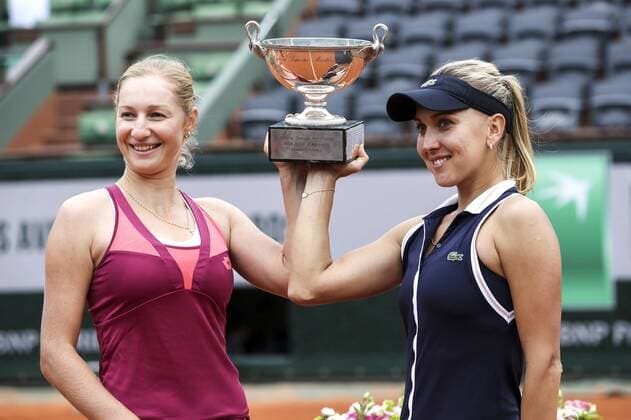 (130609) -- PARIS, June 9, 2013 (Xinhua) -- Ekaterina Makarova and Elena Vesnina (R) of Russia pose with their trophy after winning the women s doubles final match against Sara Errani and Roberta Vinci of Italy at the French Open tennis tournament in Paris June 9, 2013. Ekaterina Makarova and Elena Vesnina won 2-0 to claim the title. (Xinhua Tang Shi) (SP) FRANCE-PARIS-TENNIS-WOMEN S DOUBLES FINAL 