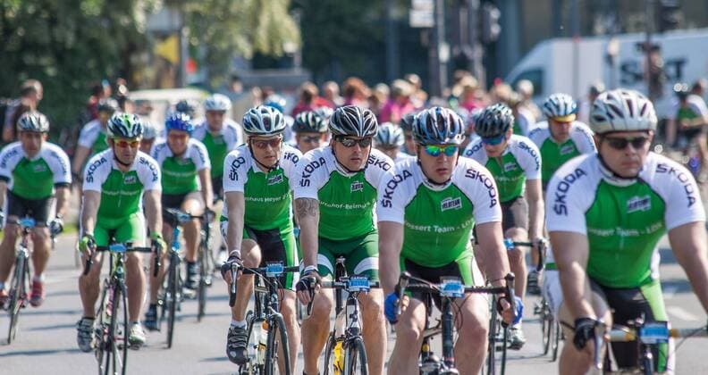 Berlin, Deutschland 09. Juni 2013: Garmin Velothon Berlin 2013. Radfahrer des SKODA - Teams. sw