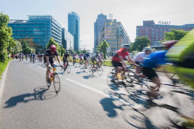 Berlin, Deutschland 09. Juni 2013: Garmin Velothon Berlin 2013. Radfahrer starten vor der Kulisse des Potsdamer Platz. sw
