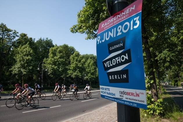 Berlin, Deutschland 09. Juni 2013: Garmin Velothon Berlin 2013. Ein Plakat weist auf die Strecke des Velothons für Autofahrer hin. Grossveranstaltungen wie der Velothon haben immer wieder das Sperren der kompletten Innenstadt zur Folge. sw