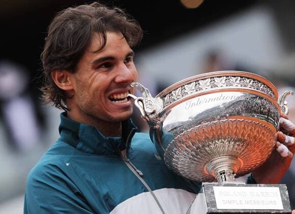 (130609) -- PARIS, June 9, 2013 (Xinhua) -- Spain s Rafael Nadal bites the trophy after the men s singles final match at the French Open tennis tournament in Paris June 9, 2013. (Xinhua Gao Jing) (SP) FRANCE-PARIS-TENNIS-MEN S SINGLES FINAL 
