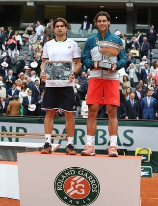 (130609) -- PARIS, June 9, 2013 (Xinhua) -- Spain s Rafael Nadal (R) poses with compatriot David Ferrer after the men s singles final match at the French Open tennis tournament in Paris June 9, 2013. (Xinhua Gao Jing) (SP) FRANCE-PARIS-TENNIS-MEN S SINGLES FINAL 