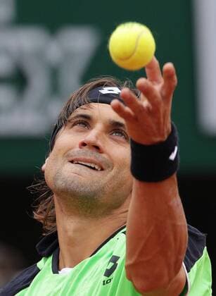 (130609) -- PARIS, June 9, 2013 (Xinhua) -- Spain s David Ferrer serves during the men s singles final match at the French Open tennis tournament in Paris June 9, 2013. (Xinhua Gao Jing) (SP) FRANCE-PARIS-TENNIS-MEN S SINGLES FINAL 