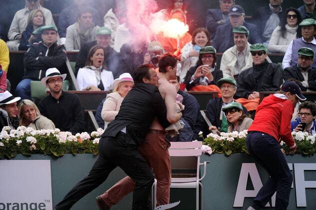 09.06.2013 Paris, France. A protester is tackled by a security guard in the Mens s Singles Final of the French Open from Roland Garros. xDavidxEmmx  ActionPlus11417137