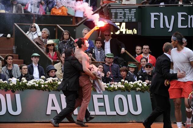 09.06.2013 Paris, France. A protester is tackled by a security guard in the Mens s Singles Final of the French Open from Roland Garros. xDavidxEmmx  ActionPlus11417140