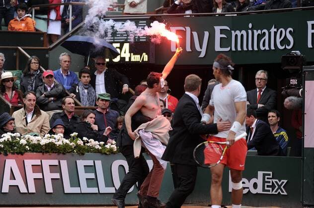 09.06.2013 Paris, France. A protester is tackled by a security guard in the Mens s Singles Final of the French Open from Roland Garros. xDavidxEmmx  ActionPlus11417141
