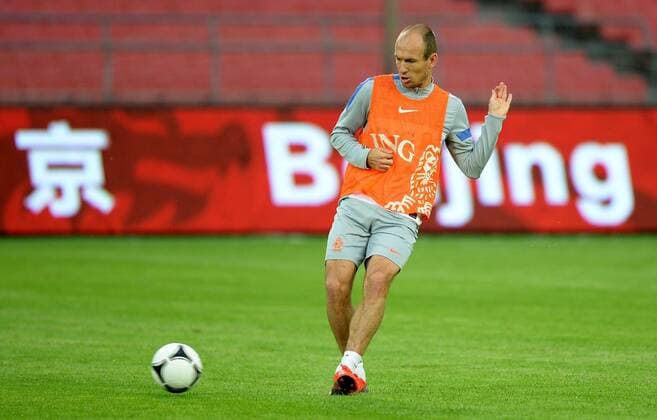 (130610) -- BEIJING, June 10, 2013 (Xinhua) -- Dutch soccer player Arjen Robben attends a training session at the Workers Stadium in Beijing, capital of China, June 10, 2013. The visiting Dutch national soccer team will play a friendly match with the Chinese national team in Beijing on June 11. (Xinhua Guo Yong) (SP)CHINA-BEIJING-FRIENDLY SOCCER MATCH-NETHERLANDS VS CHINA-TRAINING (CN) 