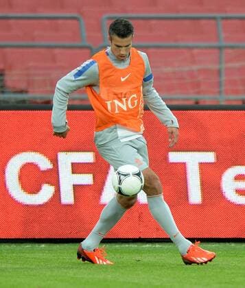 (130610) -- BEIJING, June 10, 2013 (Xinhua) -- Dutch soccer player Robin van Persie attends a training session at the Workers Stadium in Beijing, capital of China, June 10, 2013. The visiting Dutch national soccer team will play a friendly match with the Chinese national team in Beijing on June 11. (Xinhua Guo Yong) (SP)CHINA-BEIJING-FRIENDLY SOCCER MATCH-NETHERLANDS VS CHINA-TRAINING (CN) 
