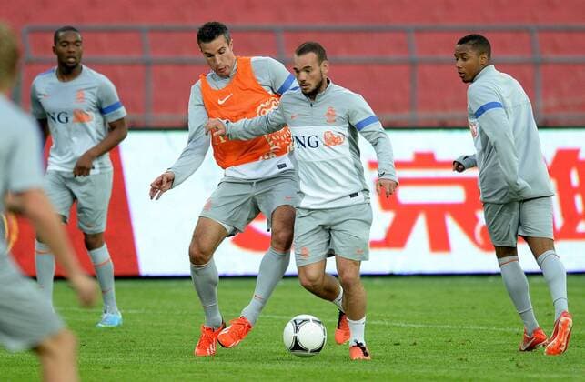 (130610) -- BEIJING, June 10, 2013 (Xinhua) -- Dutch soccer player Wesley Sneijder (2nd R) attends a training session at the Workers Stadium in Beijing, capital of China, June 10, 2013. The visiting Dutch national soccer team will play a friendly match with the Chinese national team in Beijing on June 11. (Xinhua Guo Yong) (SP)CHINA-BEIJING-FRIENDLY SOCCER MATCH-NETHERLANDS VS CHINA-TRAINING (CN) 