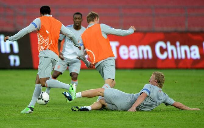 (130610) -- BEIJING, June 10, 2013 (Xinhua) -- Dutch soccer player Dirk Kuyt (R) attends a training session at the Workers Stadium in Beijing, capital of China, June 10, 2013. The visiting Dutch national soccer team will play a friendly match with the Chinese national team in Beijing on June 11. (Xinhua Guo Yong) (SP)CHINA-BEIJING-FRIENDLY SOCCER MATCH-NETHERLANDS VS CHINA-TRAINING (CN) 