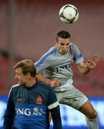 (130610) -- BEIJING, June 10, 2013 (Xinhua) -- Dutch soccer player Robin van Persie (top) attends a training session at the Workers Stadium in Beijing, capital of China, June 10, 2013. The visiting Dutch national soccer team will play a friendly match with the Chinese national team in Beijing on June 11. (Xinhua Guo Yong) (SP)CHINA-BEIJING-FRIENDLY SOCCER MATCH-NETHERLANDS VS CHINA-TRAINING (CN) 