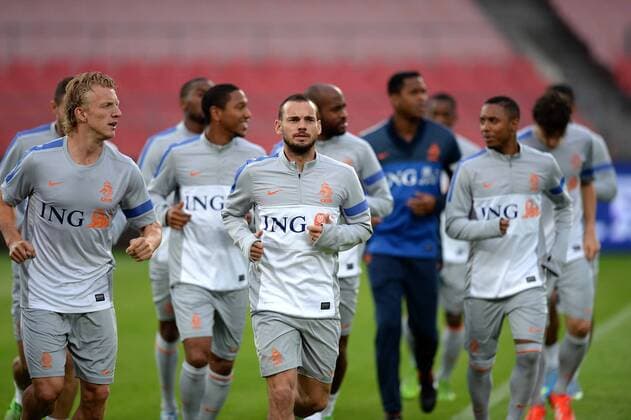 (130610) -- BEIJING, June 10, 2013 (Xinhua) -- Players of the Dutch national soccer team attend a training session at the Workers Stadium in Beijing, capital of China, June 10, 2013. The visiting Dutch national soccer team will play a friendly match with the Chinese national team in Beijing on June 11. (Xinhua Guo Yong) (SP)CHINA-BEIJING-FRIENDLY SOCCER MATCH-NETHERLANDS VS CHINA-TRAINING (CN) 