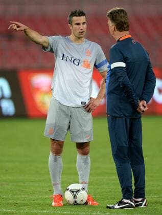 (130610) -- BEIJING, June 10, 2013 (Xinhua) -- Dutch soccer player Robin van Persie (L) talks to coach Louis van Gaal during a training session at the Workers Stadium in Beijing, capital of China, June 10, 2013. The visiting Dutch national soccer team will play a friendly match with the Chinese national team in Beijing on June 11. (Xinhua Guo Yong) (SP)CHINA-BEIJING-FRIENDLY SOCCER MATCH-NETHERLANDS VS CHINA-TRAINING (CN) 