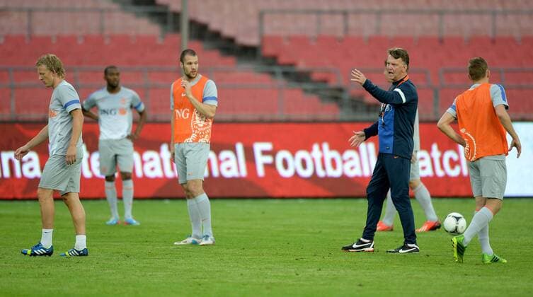 (130610) -- BEIJING, June 10, 2013 (Xinhua) -- Dutch national soccer team coach Louis van Gaal (2nd R) reacts during a training session at the Workers Stadium in Beijing, capital of China, June 10, 2013. The visiting Dutch national soccer team will play a friendly match with the Chinese national team in Beijing on June 11. (Xinhua Guo Yong) (SP)CHINA-BEIJING-FRIENDLY SOCCER MATCH-NETHERLANDS VS CHINA-TRAINING (CN) 